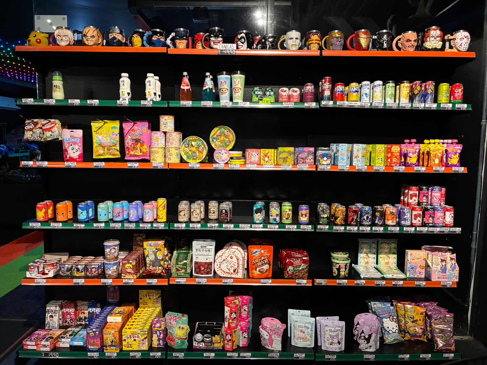 Prateleiras da Twins Games Park com bebidas, doces e produtos importados