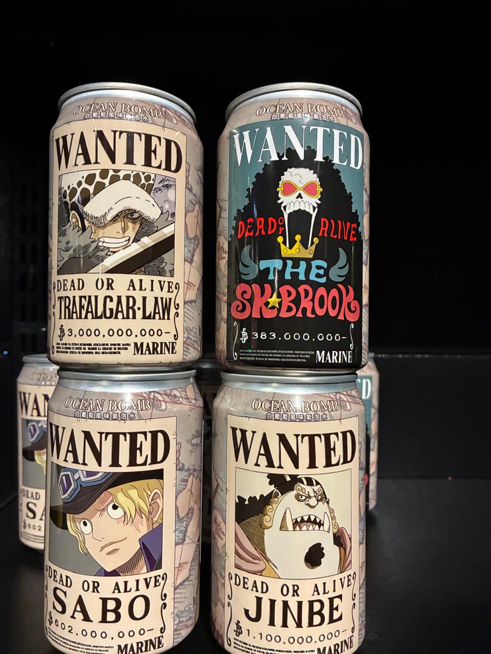 Latas colecionáveis de refrigerante importado com personagens de One Piece