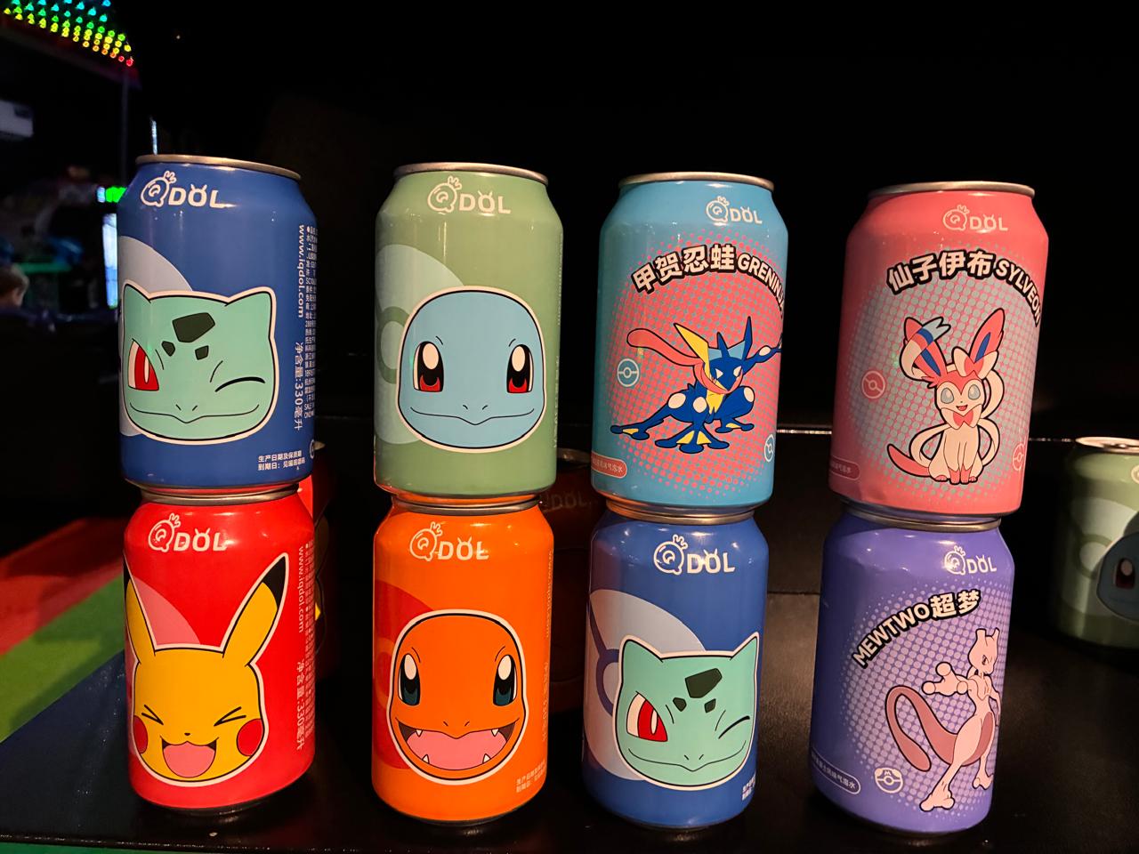 Latas colecionáveis de refrigerante importado com personagens Pokémon